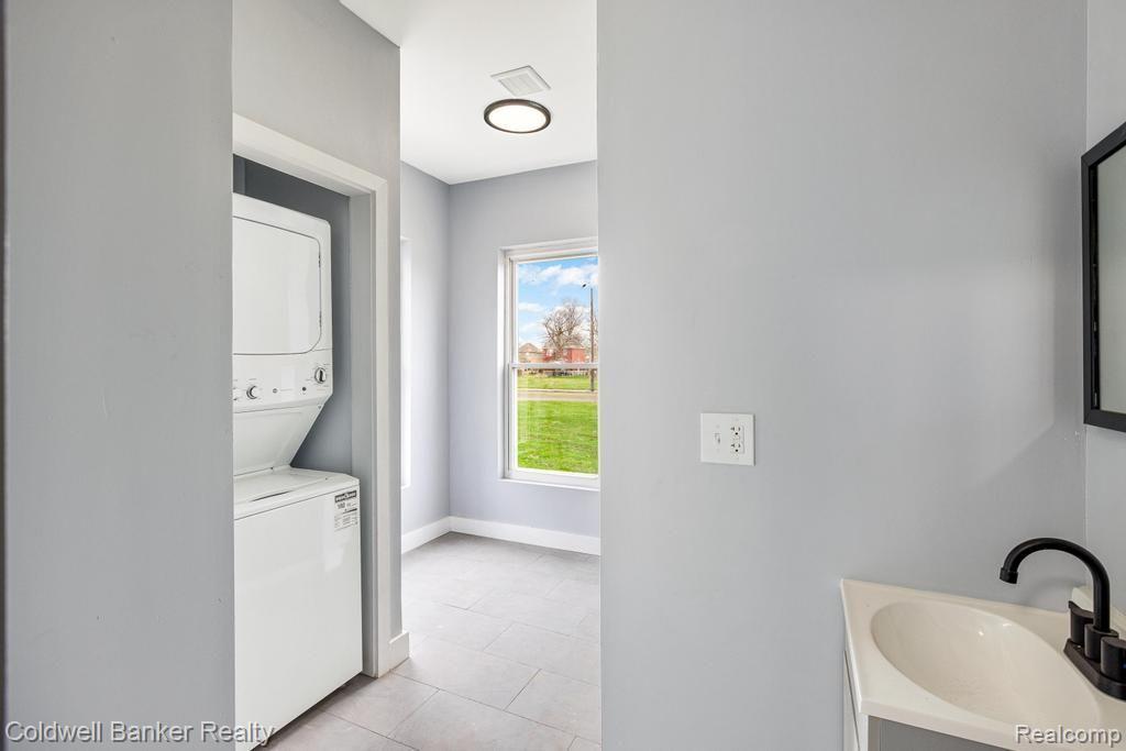 639 BELMONT Street, Detroit, MI 48202 — Photo 17