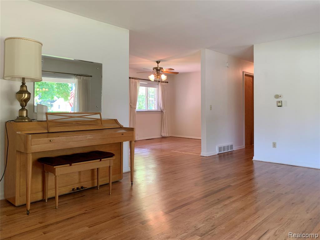 4425 Old Colony Drive, Flint, MI 48507 — Photo 4