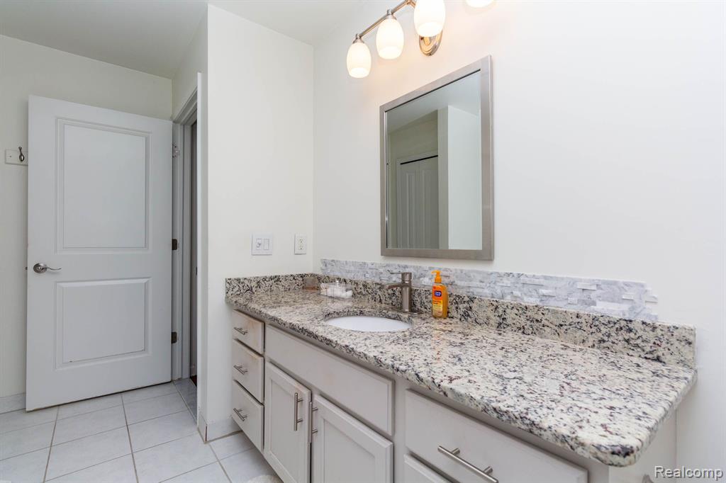 4617 LANCELOT Drive, Sterling Heights, MI 48310 — Photo 27