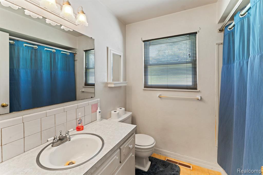 4243 Moulton Drive, Flint, MI 48507 — Photo 23
