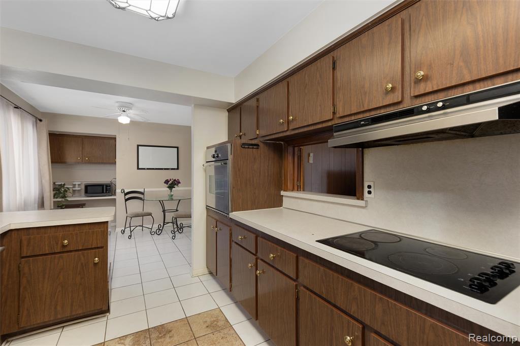 25376 Lyncastle Street, Farmington, MI, 48336