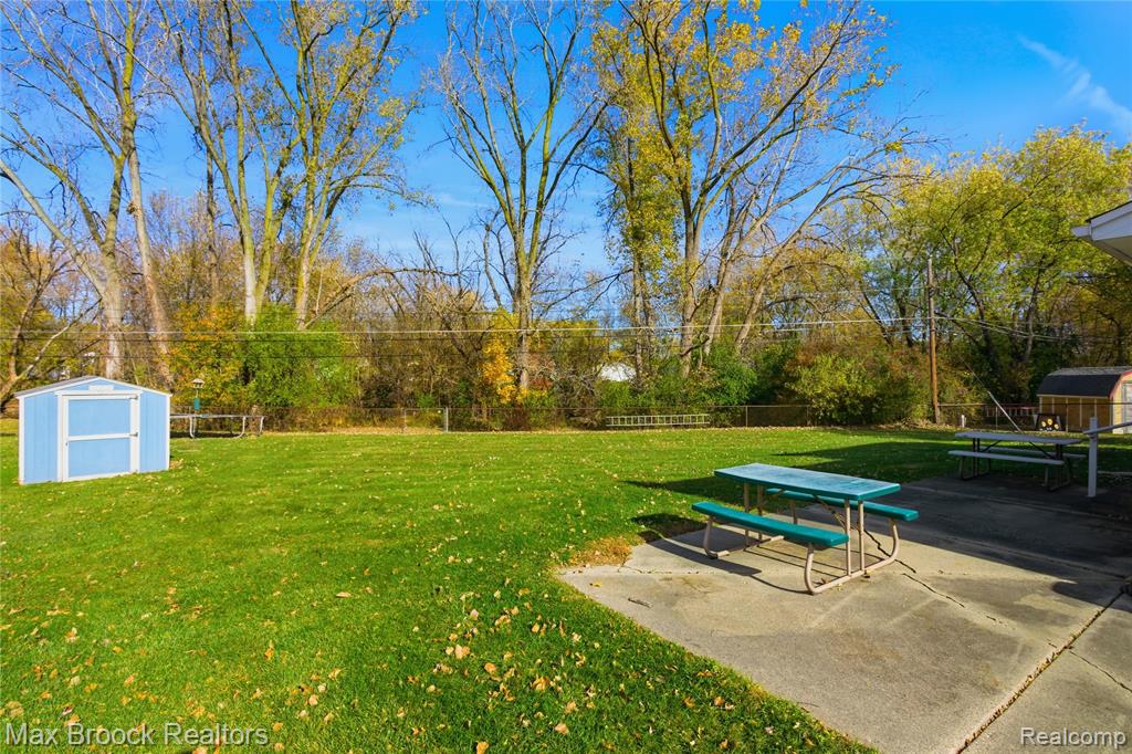 8759 Calvert Drive, Sterling Heights, MI 48312 — Photo 25