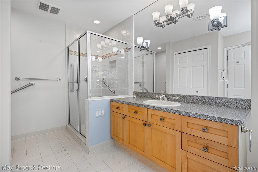 5015 Lake Vista Drive, West Bloomfield, MI 48323 — Photo 32