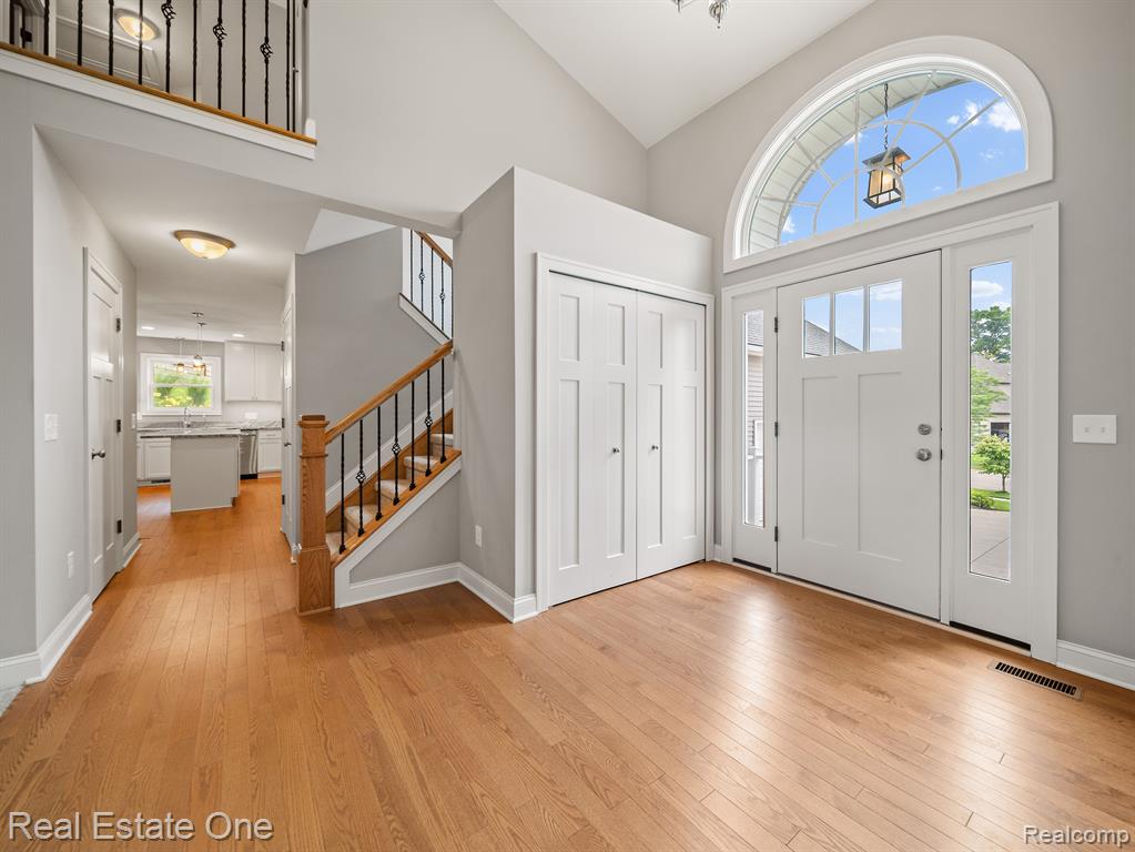 9687 SHELTERING OAKS Drive, Brighton, MI 48114 — Photo 4