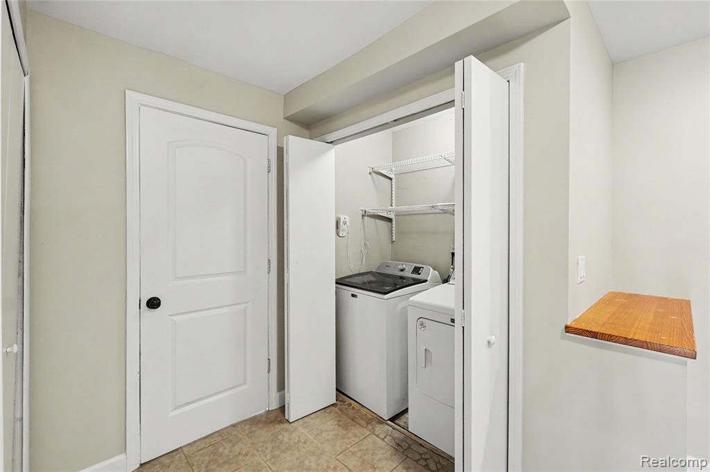 8390 Peninsular Drive, Fenton, MI 48430 — Photo 25