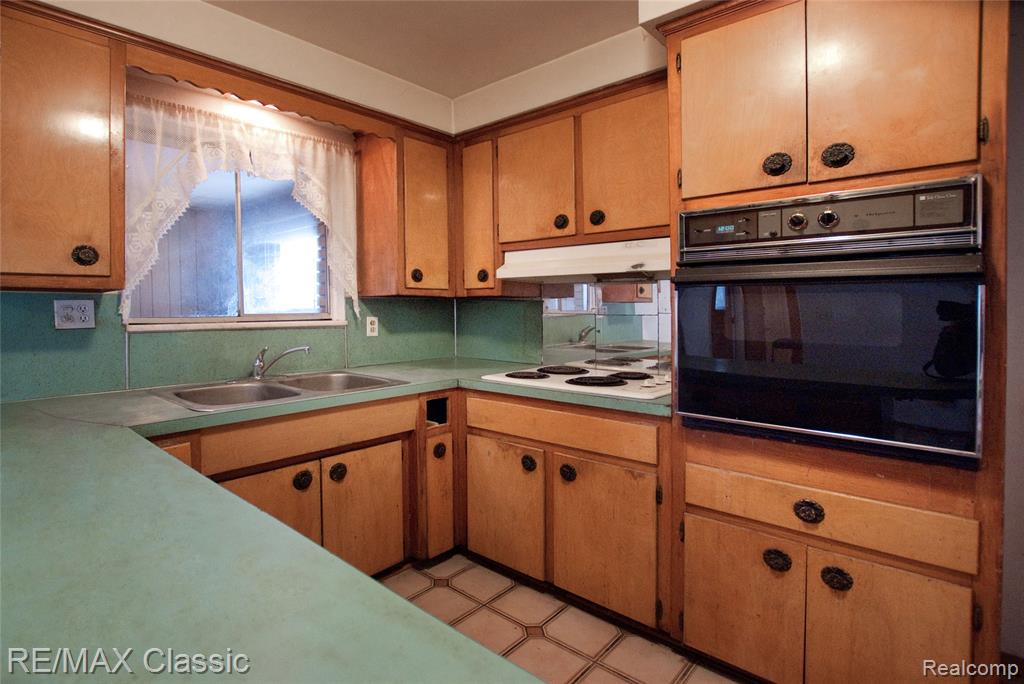 627 Sherbrooke Street, Commerce Twp, MI 48382 — Photo 9