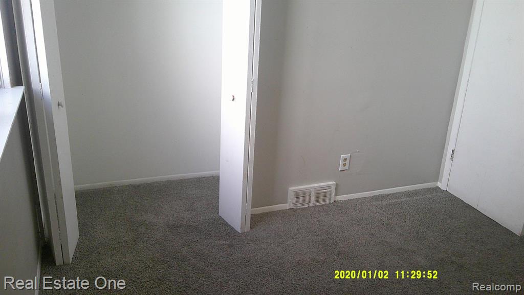 18949 Kenosha Street, Harper Woods, MI 48225 — Photo 12