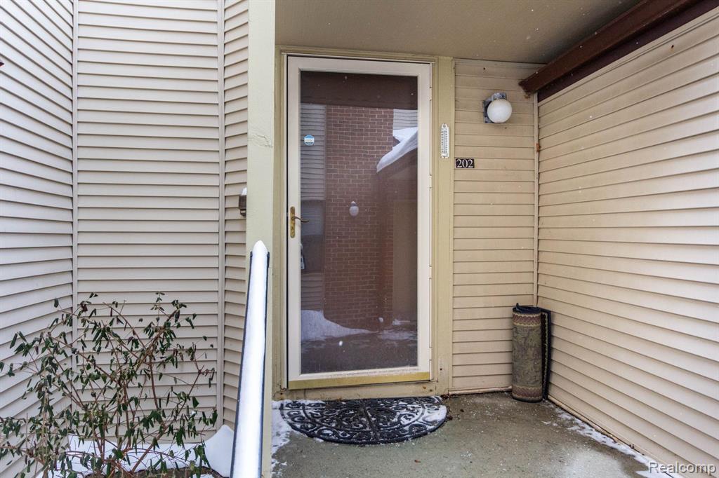 6580 Ridgefield Circle, 202, West Bloomfield, MI — Photo 3