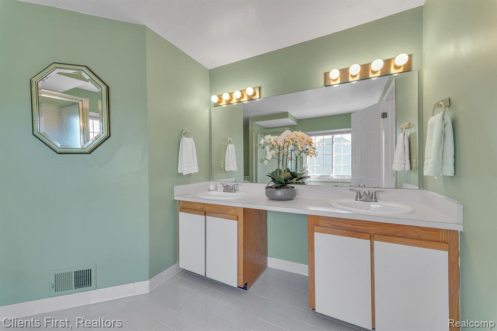 46408 DOUBLETREE Road, Canton, MI 48187 — Photo 29