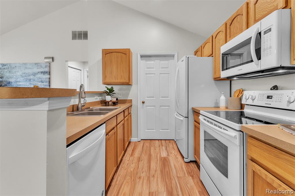 592 Olde English Circle, Howell, MI 48855 — Photo 15