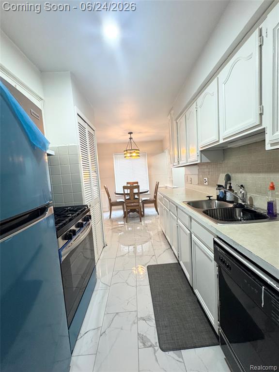 4386 15 Mile Road, 64, Sterling Heights, MI 48310 — Photo 11