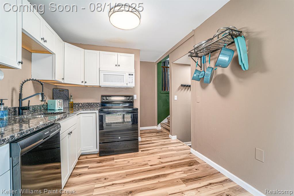 4135 Fenmore Avenue, Waterford, MI 48328 — Photo 11