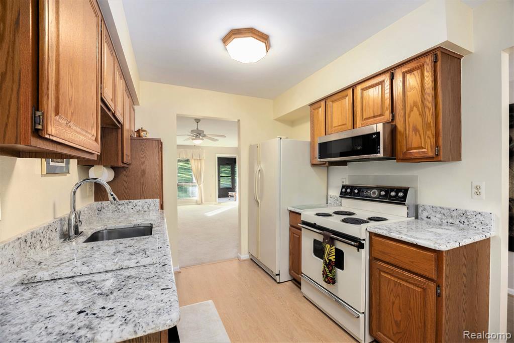 985 Wexford Way, Rochester Hills, MI 48307 — Photo 10