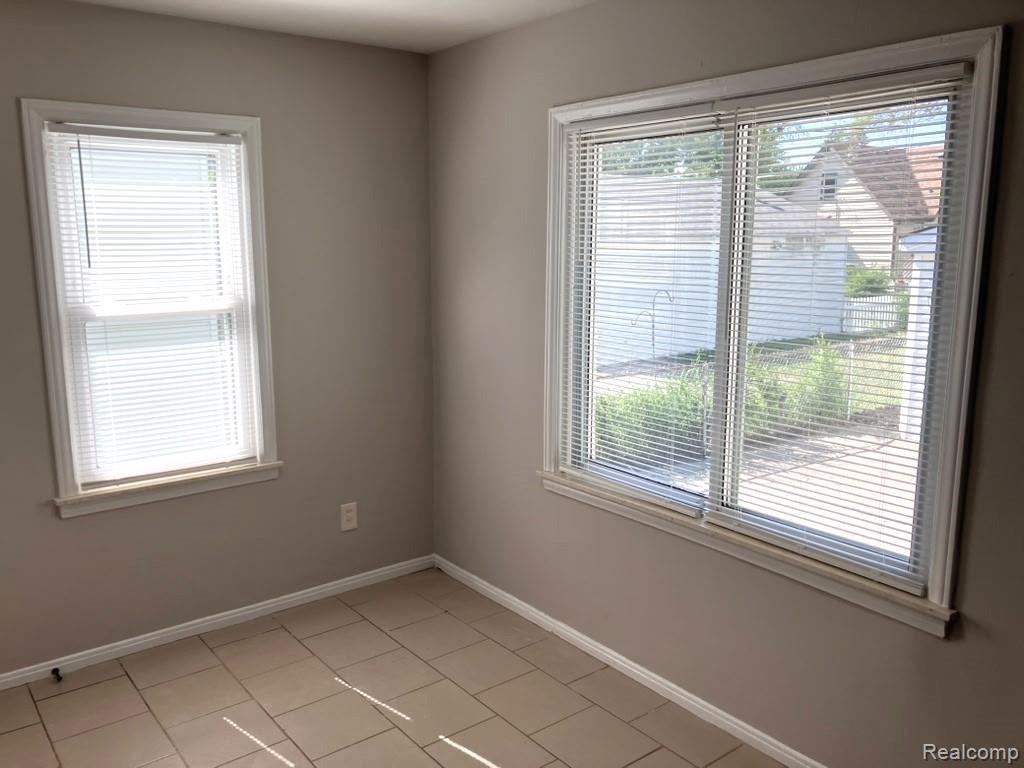 959 E SHEVLIN Avenue, Hazel Park, MI 48030 — Photo 9