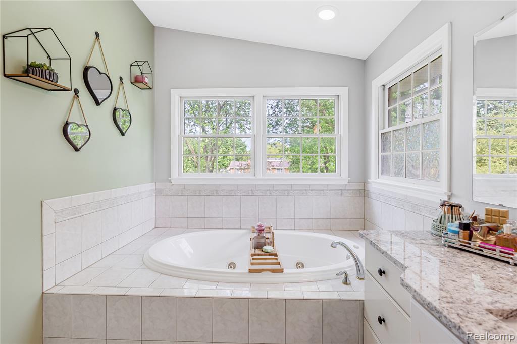 1070 Woodview Drive, Flint, MI 48507 — Photo 40