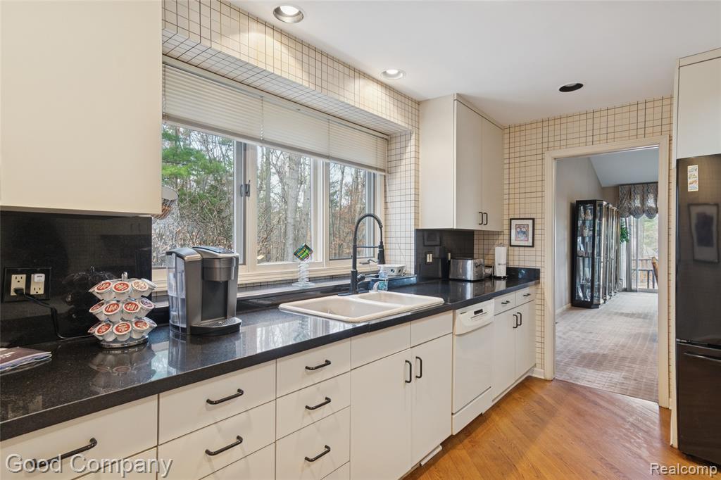 5104 Woodcliff Hill Road W, West Bloomfield, MI 48323 — Photo 18