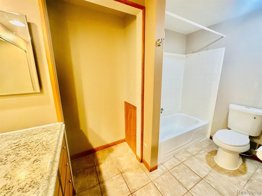 29720 CITY CENTER Drive, 4, Warren, MI 48093 — Photo 16