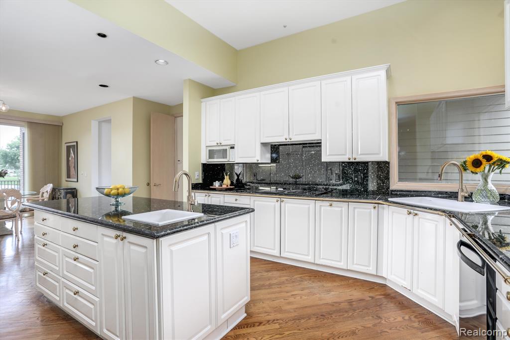 4733 W WICKFORD, Bloomfield Hills, MI 48302 — Photo 19