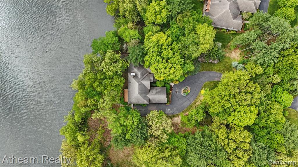8373 Riverwalk Drive, Fenton, MI 48430 — Photo 13