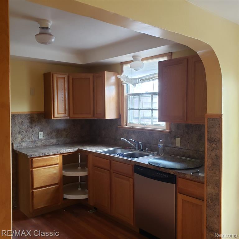 16215 and 16217 Greenview Avenue, Detroit, MI 48219 — Photo 9