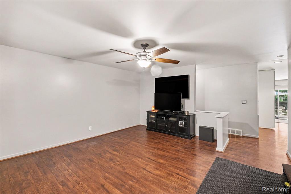 5449 S Genesee Road, Grand Blanc, MI 48439 — Photo 2