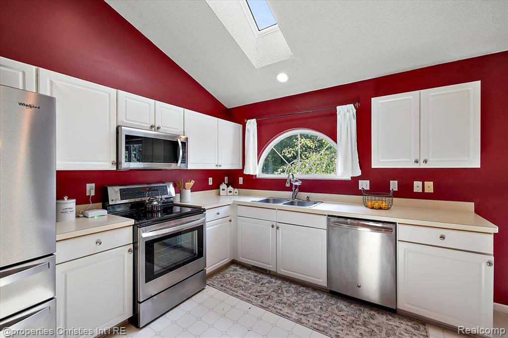 6873 Fox Lane, Waterford, MI 48327 — Photo 21