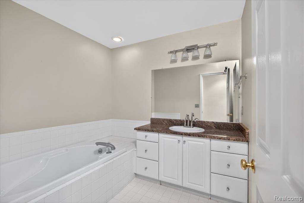 42689 Jason Court, 107, Sterling Heights, MI 48313 — Photo 26