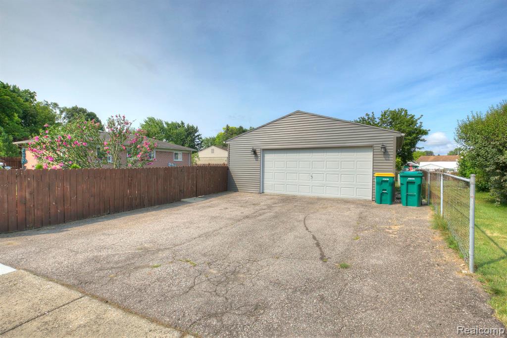 42208 HAYES Street, Belleville, MI 48111 — Photo 38