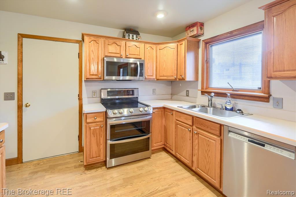 418 Windmill Point Drive, Flushing, MI 48433 — Photo 9
