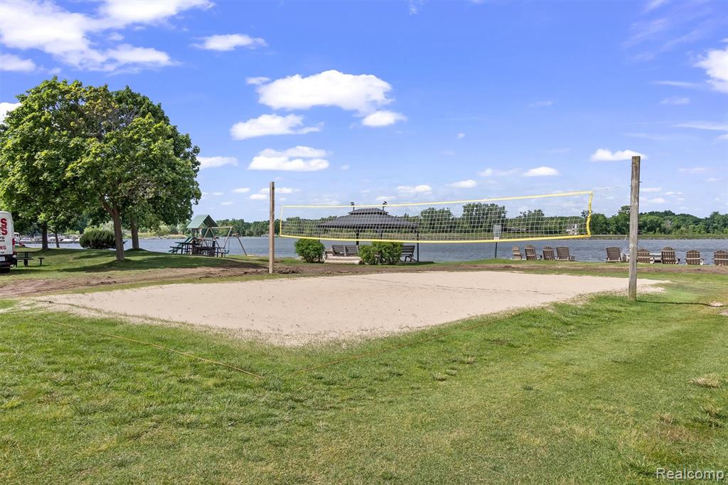 1062 FOREST BAY Drive, Waterford, MI 48328 — Photo 28