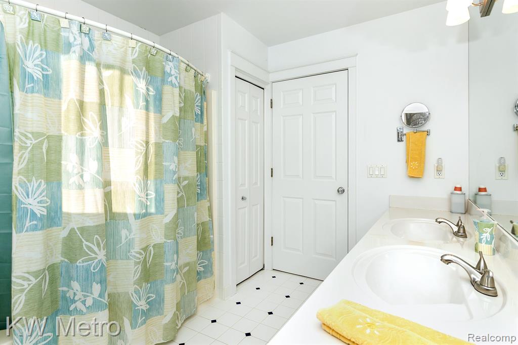 685 TRINWAY Drive, Troy, MI 48085 — Photo 35