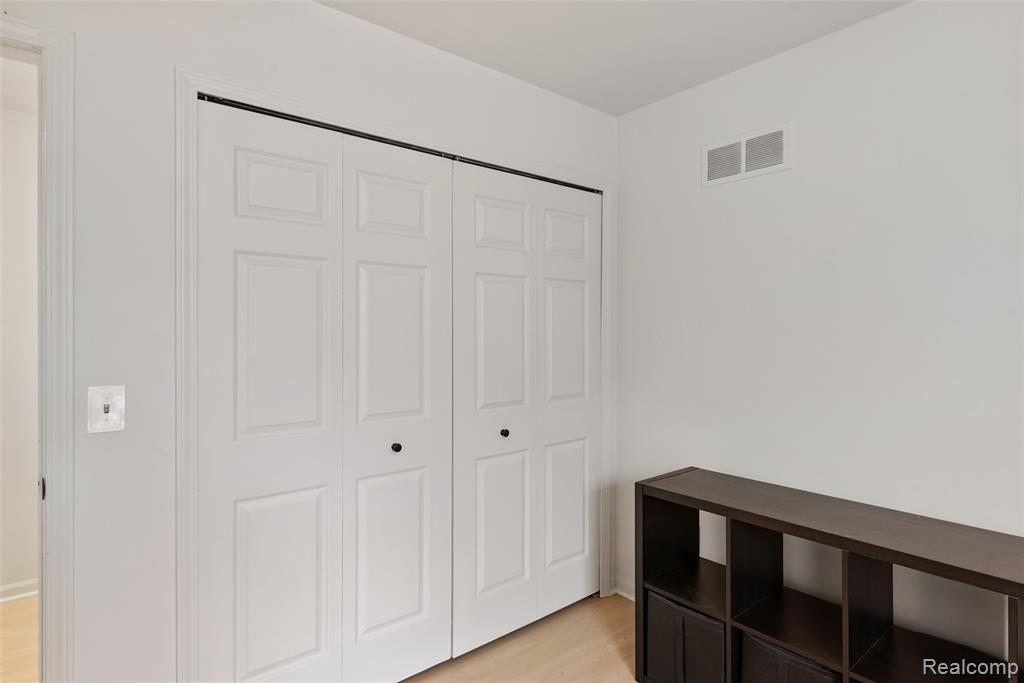 4325 Heatherstone Drive, Waterford, MI 48329 — Photo 32