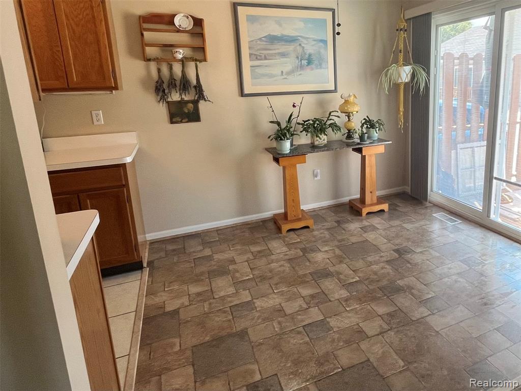 839 Oakwood Drive, Howell, MI 48843 — Photo 8