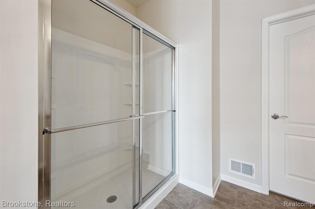 527 HOLMDALE Way, Ann Arbor, MI 48108 — Photo 23