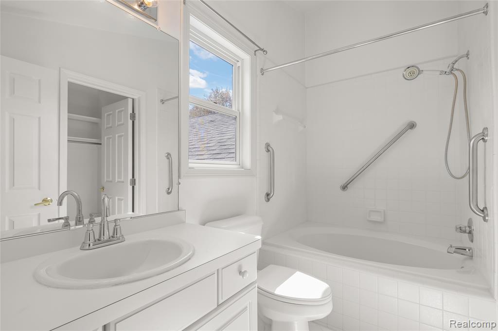 441 Parkview Drive Drive, Detroit, MI 48214 — Photo 30