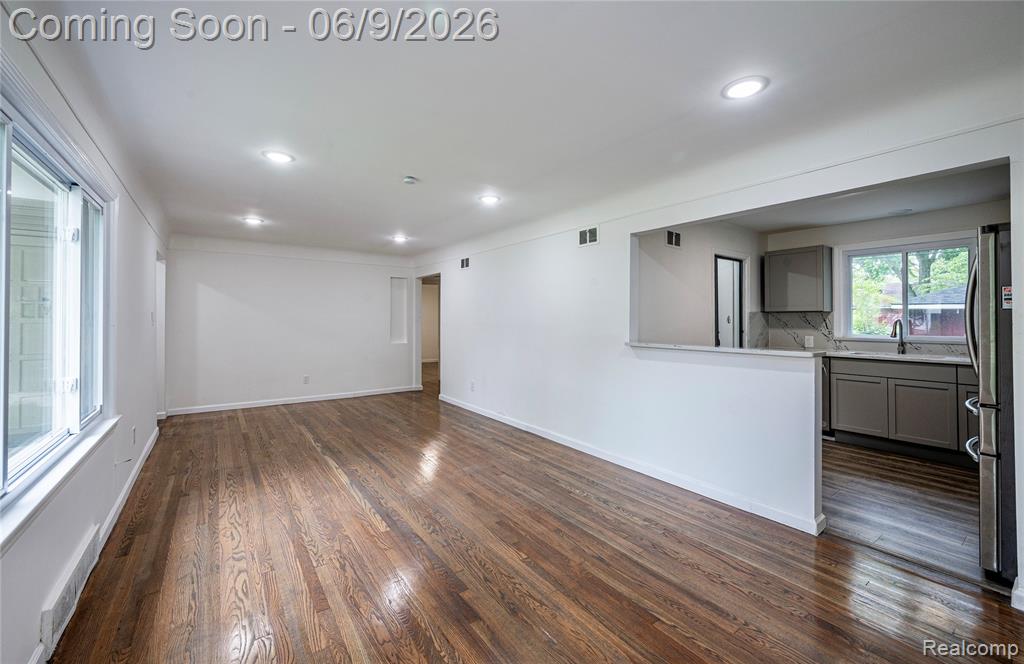 24221 Cloverlawn Street, Oak Park, MI 48237 — Photo 9