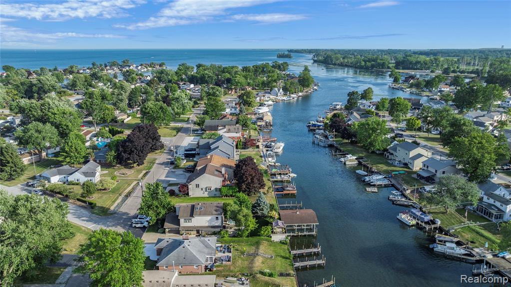 30500 Bayview Drive, Gibraltar, MI — Photo 40