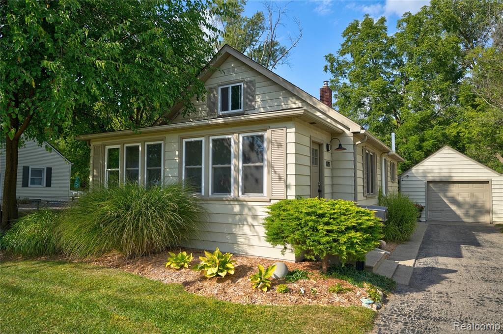 872 W Silver Lake Road, Fenton, MI 48430 — front exterior