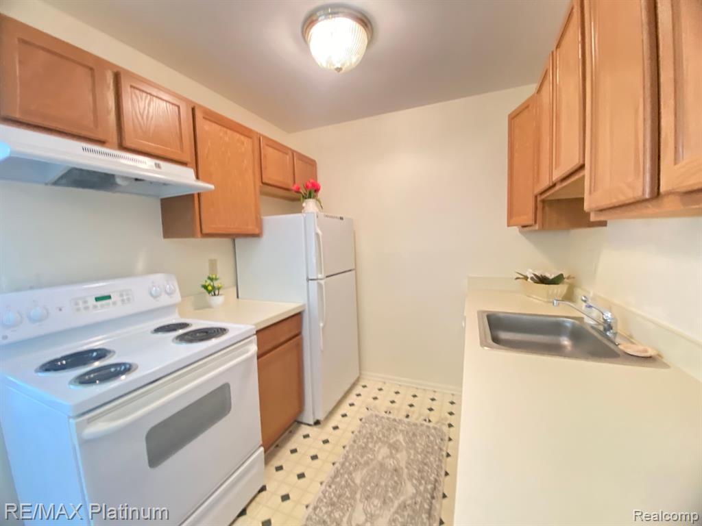 10018 ALLEN POINTE Drive, Allen Park, MI 48101 — Photo 7