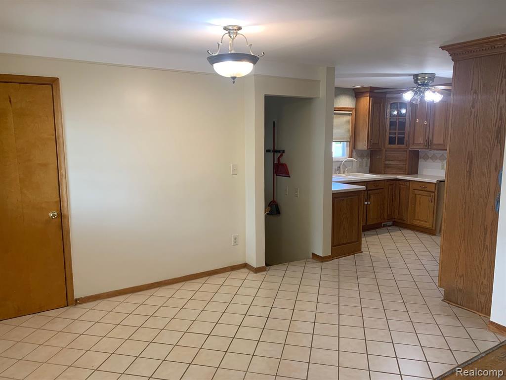 9211 LAURENCE Avenue, Allen Park, MI 48101 — Photo 5