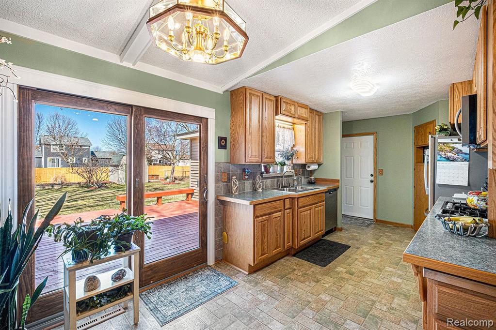 6063 E MAPLE Avenue, Grand Blanc, MI 48439 — Photo 7