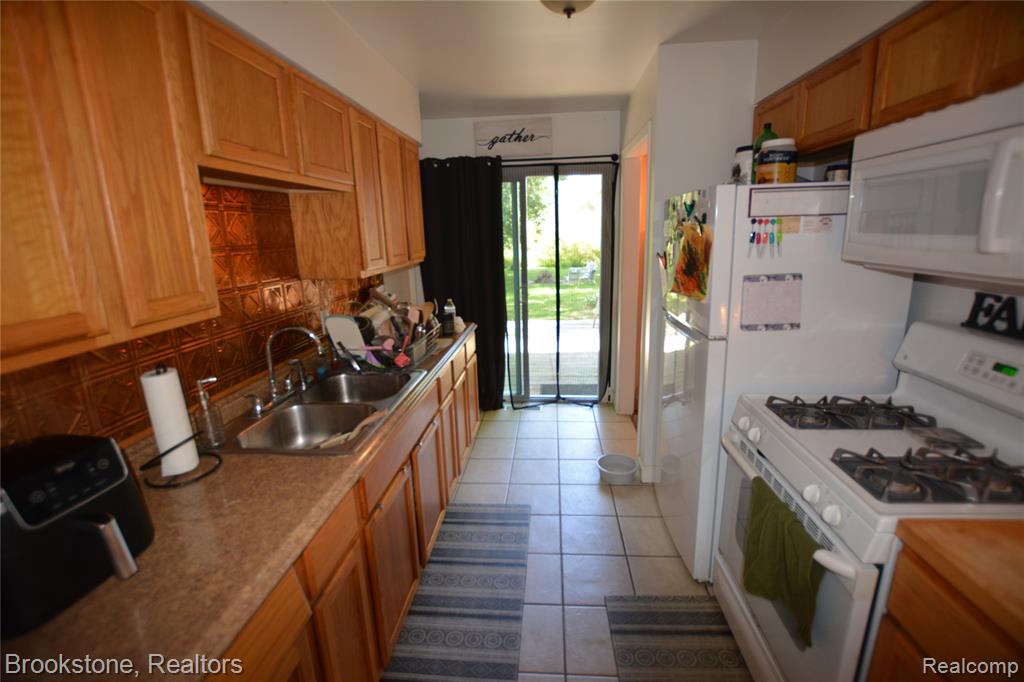 419 E Glass Road, Ortonville, MI 48462 — Photo 11