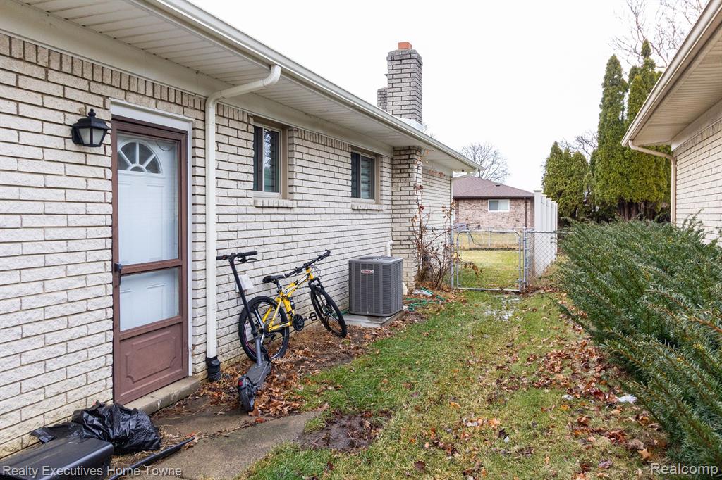 39654 EDGEMONT Drive, Sterling Heights, MI 48310 — Photo 32