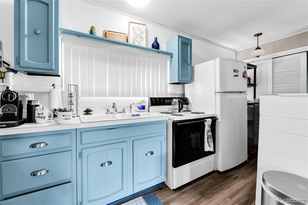 2952 PRYNNE Street, Keego Harbor, MI 48320 — Photo 35