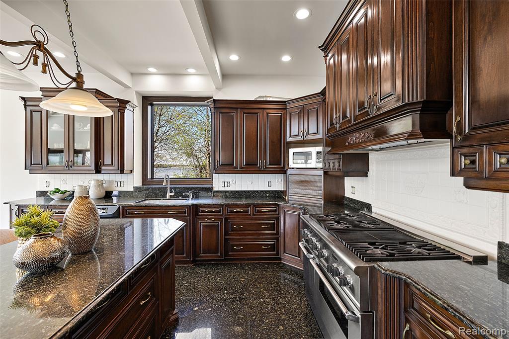 985 James K Boulevard, Pontiac, MI 48341 — Photo 13