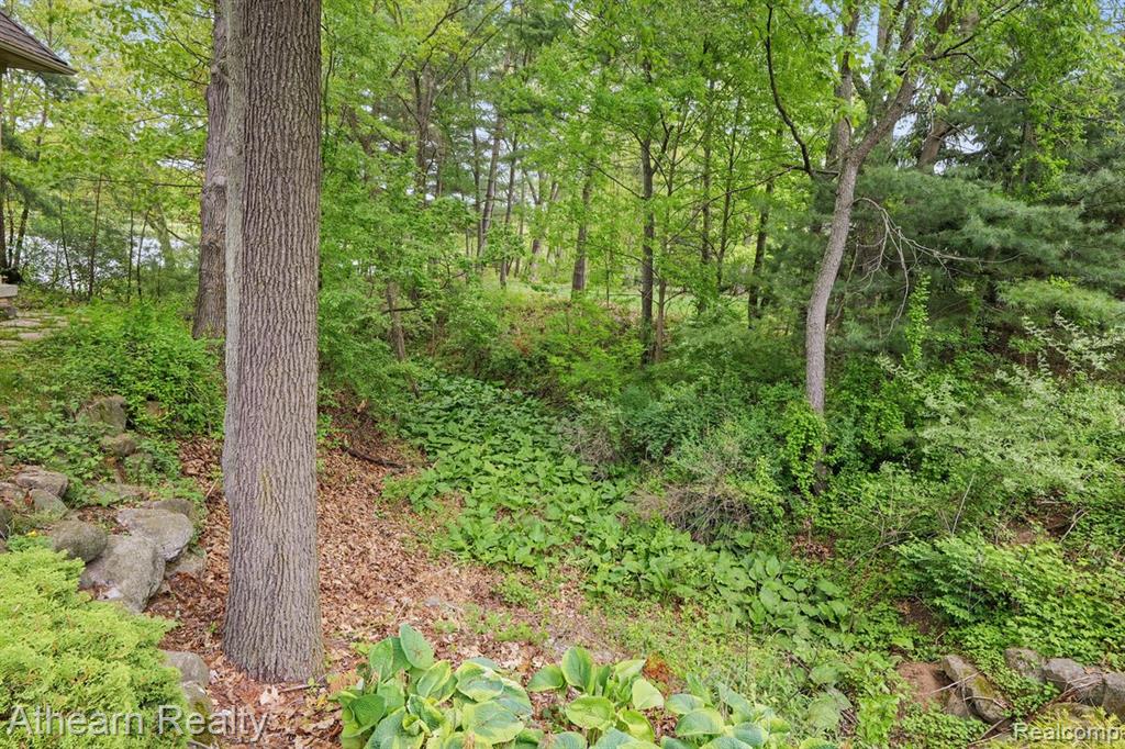 8373 Riverwalk Drive, Fenton, MI 48430 — Photo 11
