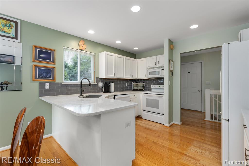 7671 Vamoco Drive, Waterford, MI 48327 — Photo 9