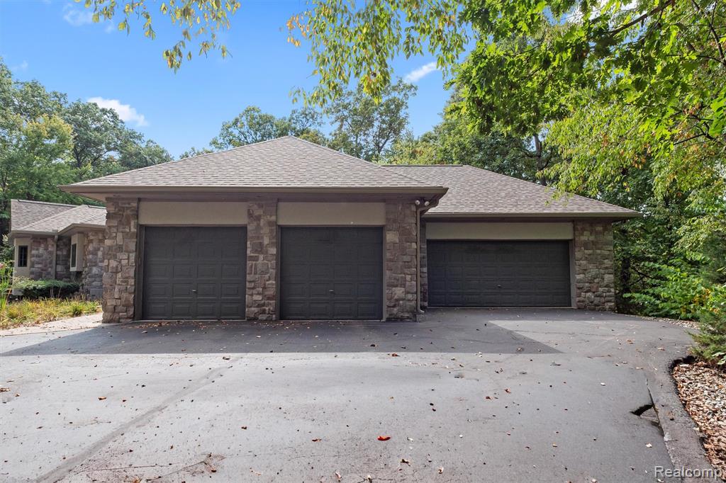 9736 Cross Creek Drive, South Lyon, MI 48178 — Photo 36