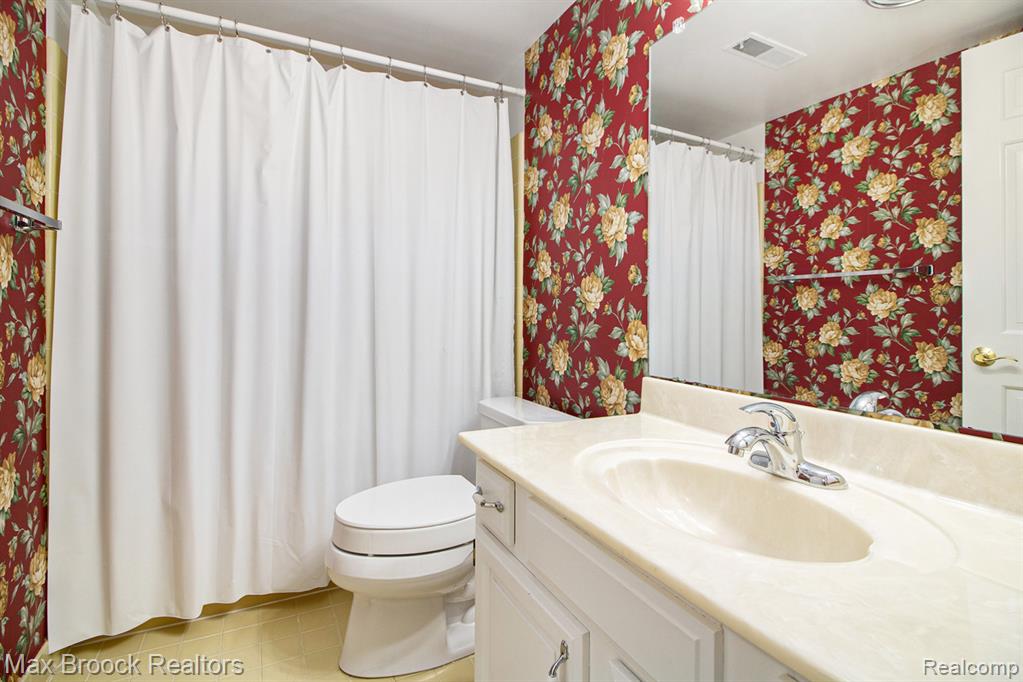 19710 W 13 Mile Road, 105, Beverly Hills, MI 48025 — Photo 16