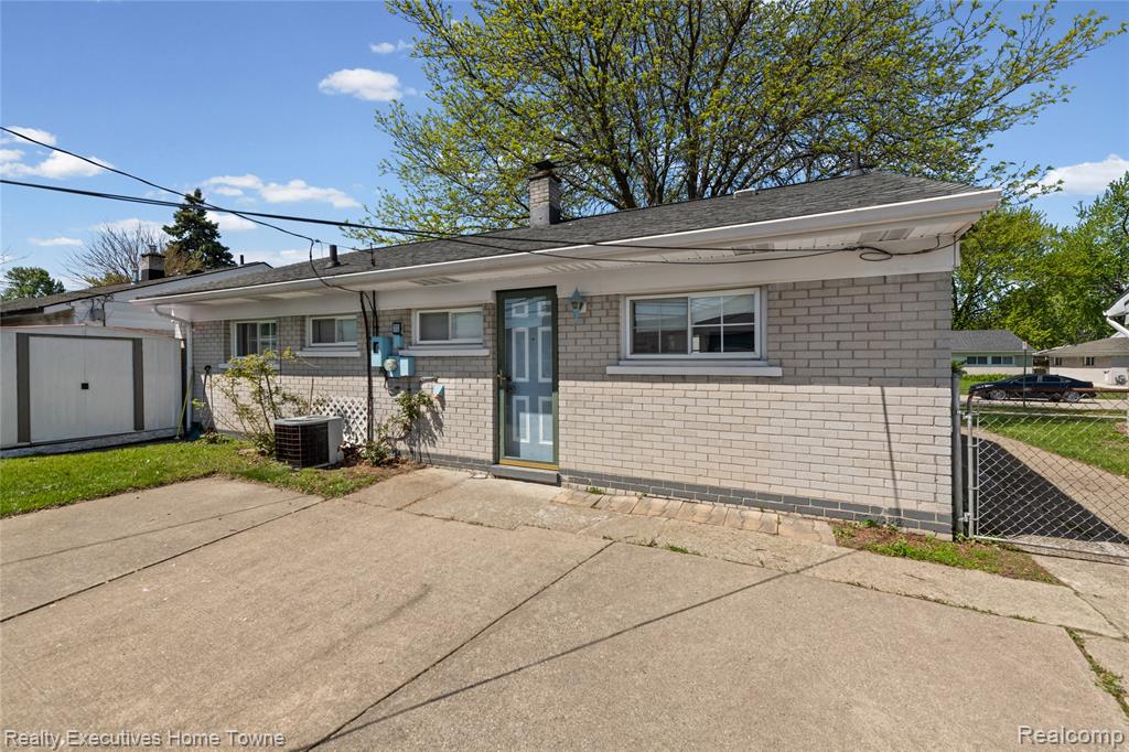 25520 Miracle Drive, Madison Heights, MI 48071 — Photo 21
